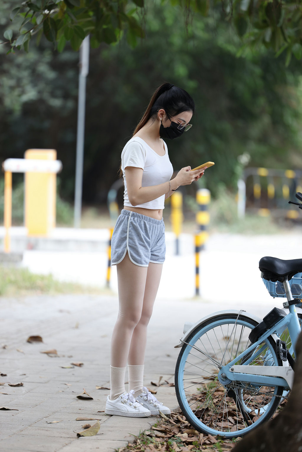 精选街拍作品 NO.165 大学城骑单车的肉丝热裤女学生